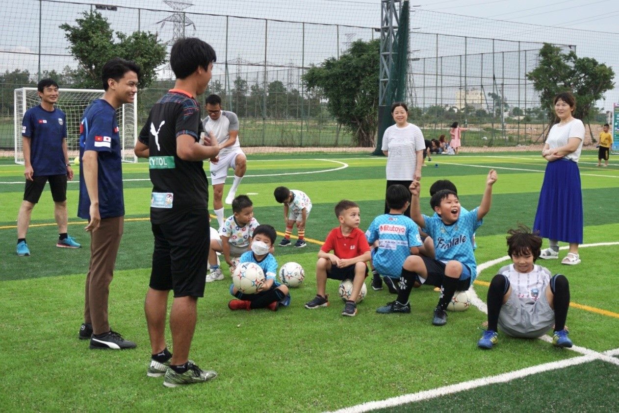 Các bạn nhỏ cùng phụ huynh tham gia vào lớp trải nghiệm bóng đá.