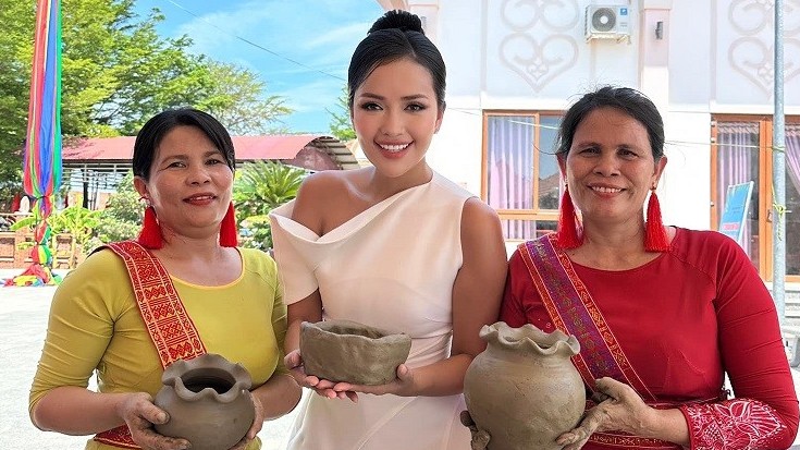 Hoa hậu Ngọc Châu quảng bá và trải nghiệm nghệ thuật làm gốm Chăm