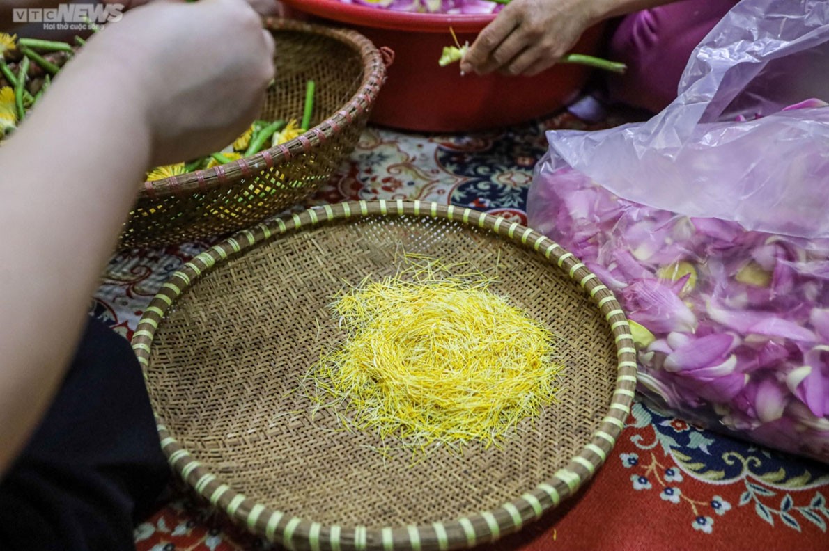 Experiencing lotus tea making in West Lake, Hanoi