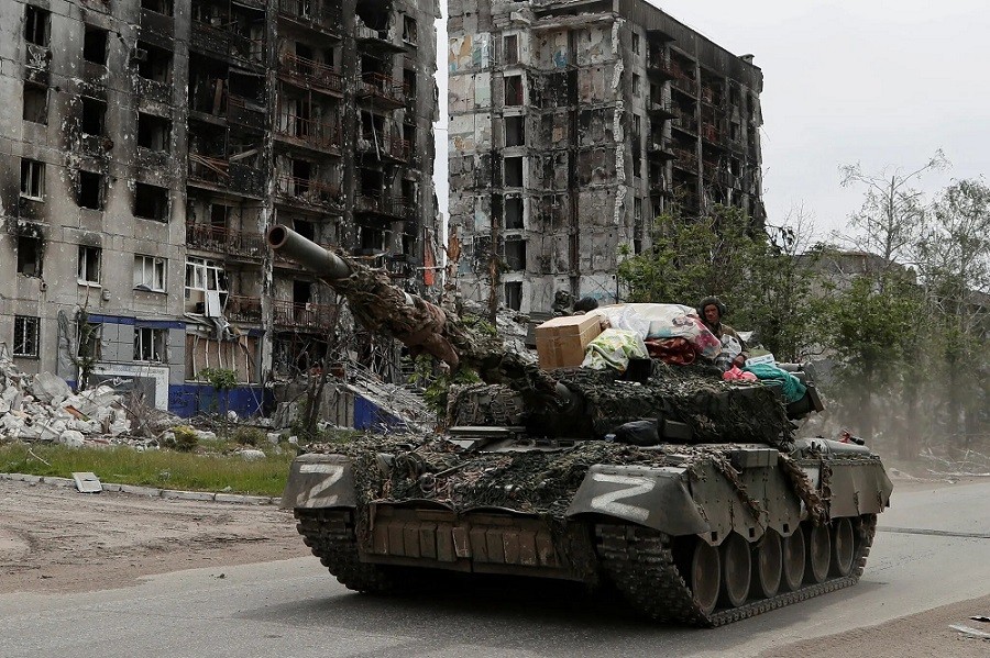 (06.19) Một xe tăng của Nga di chuyển tại khu vực Pospana, Ukraine. (Nguồn: Reuters)