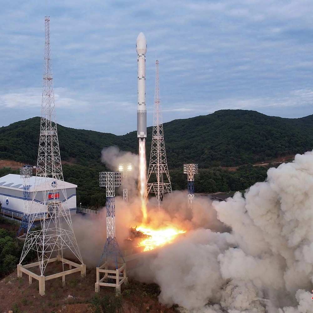 (06.19) Hình ảnh về tên lửa Chollima-1 mang theo vệ tinh được Triều Tiên công bố. (Nguồn: KCNA)