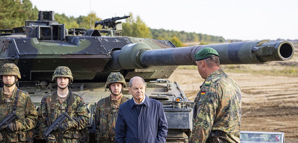(06.19) Thủ tướng Đức Olaf Scholz khảo sát hoạt động diễn tập của xe tăng Leopard 2A6 thuộc biên chế Bundeswehr tại Ostenholz, Đức ngày 17/10/2022. (Nguồn: AP)