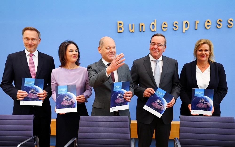 (06.19) Thủ tướng Olaf Scholz (giữa) cùng các thành viên nội các công bố Chiến lược An ninh Quốc gia đầu tiên của Đức ngày 14/6. (Nguồn: Reuters)