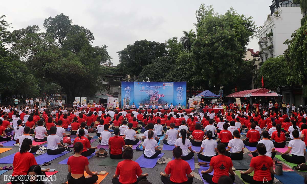 Celebration of International Day of Yoga in Hanoi attracted over 1,000 people