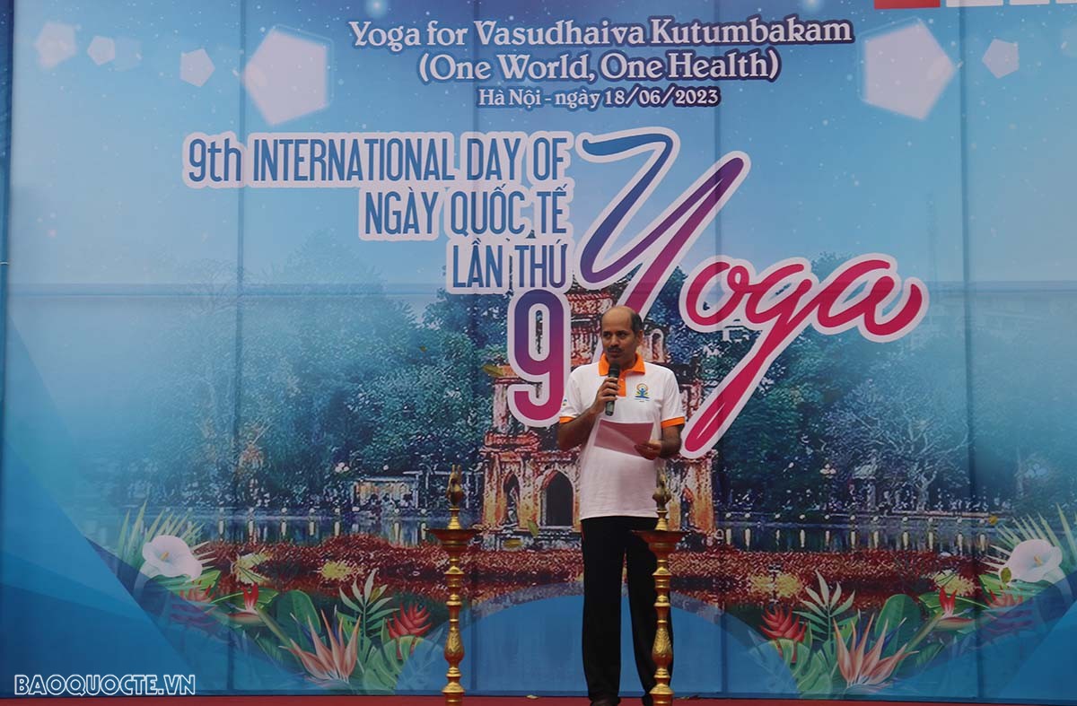 Celebration of International Day of Yoga in Hanoi attracted over 1,000 people