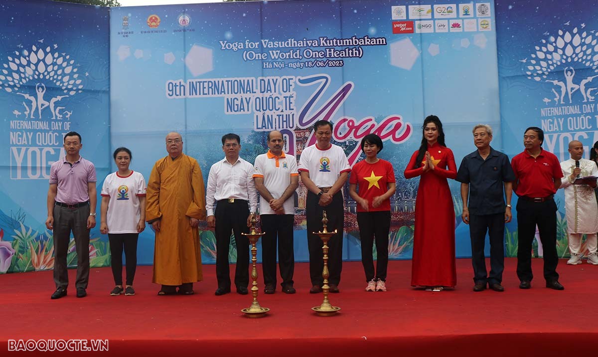 Celebration of International Day of Yoga in Hanoi attracted over 1,000 people