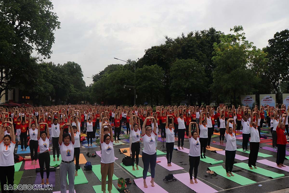 Celebration of International Day of Yoga in Hanoi attracted over 1,000 people