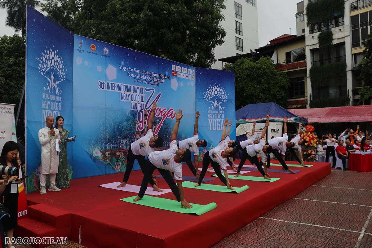 Celebration of International Day of Yoga in Hanoi attracted over 1,000 people