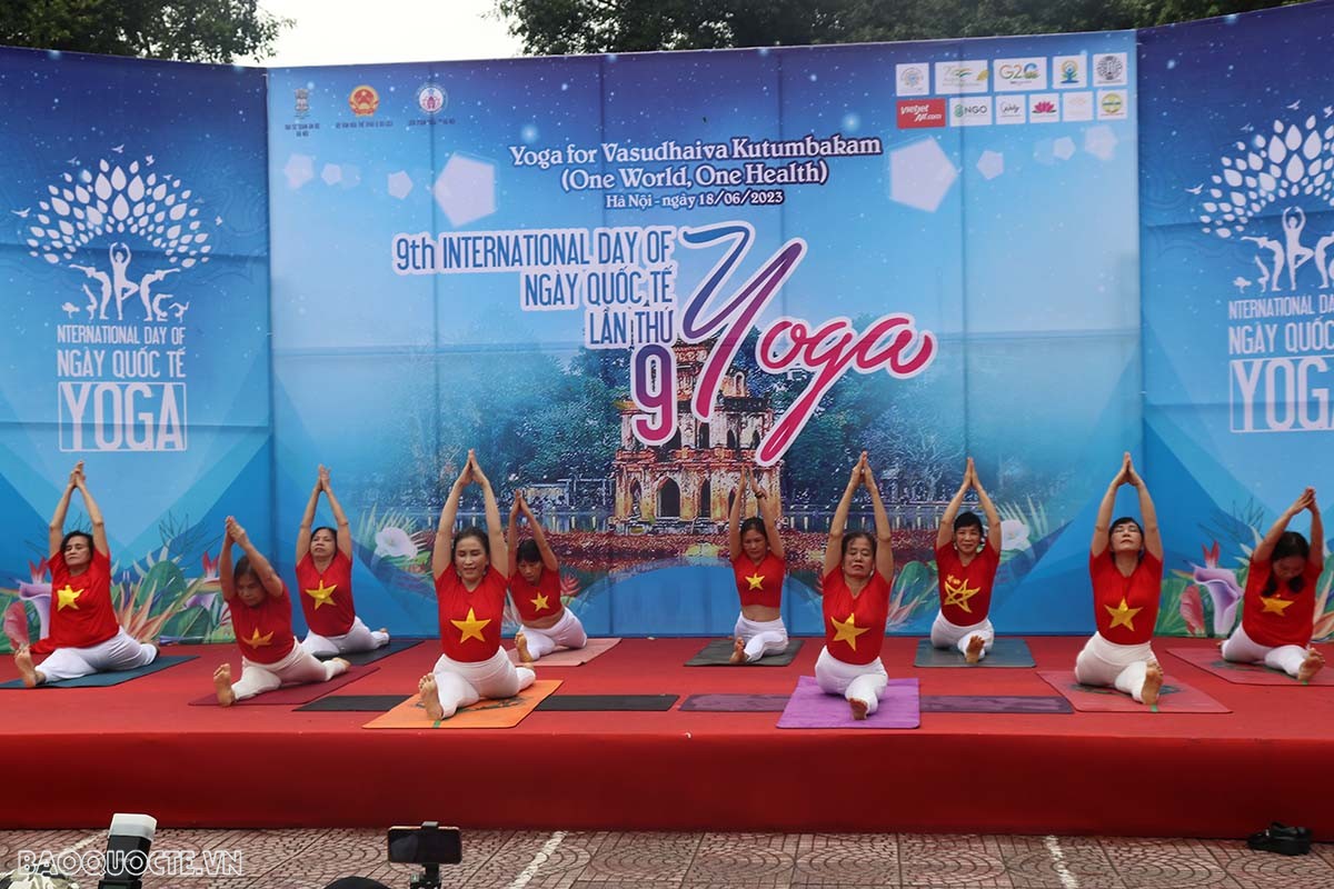 Celebration of International Day of Yoga in Hanoi attracted over 1,000 people