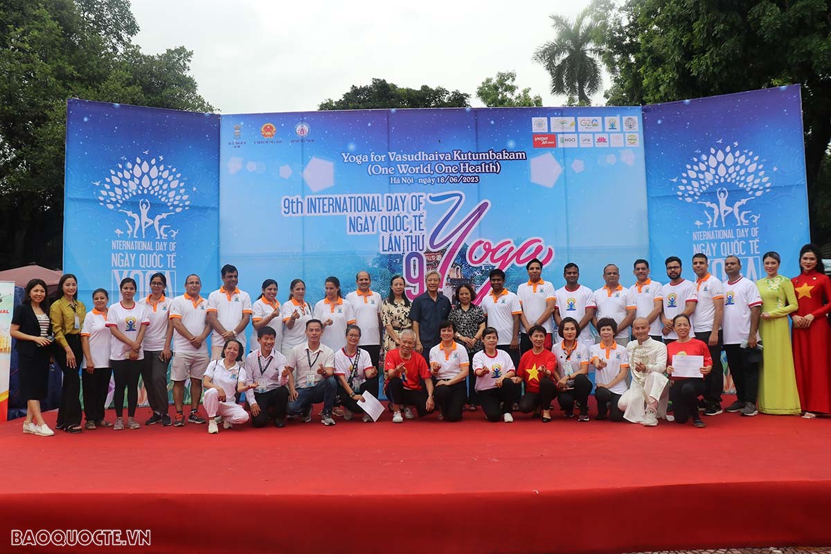 Celebration of International Day of Yoga in Hanoi attracted over 1,000 people