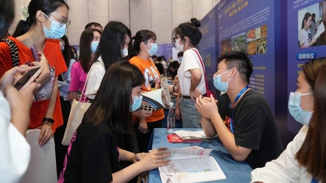 Tỷ lệ thất nghiệp kỷ lục, thanh niên Trung Quốc đặt niềm tin vào... may rủi