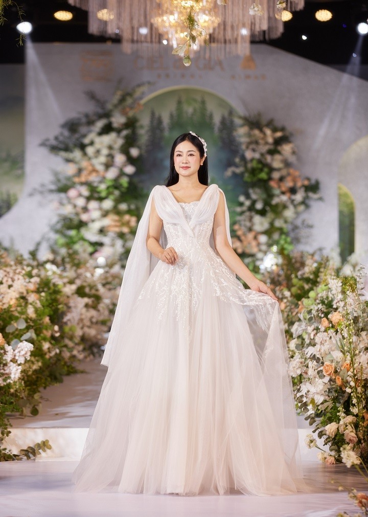 NSND Thu Hà trình diễn váy cưới trên sân khấu thời trang