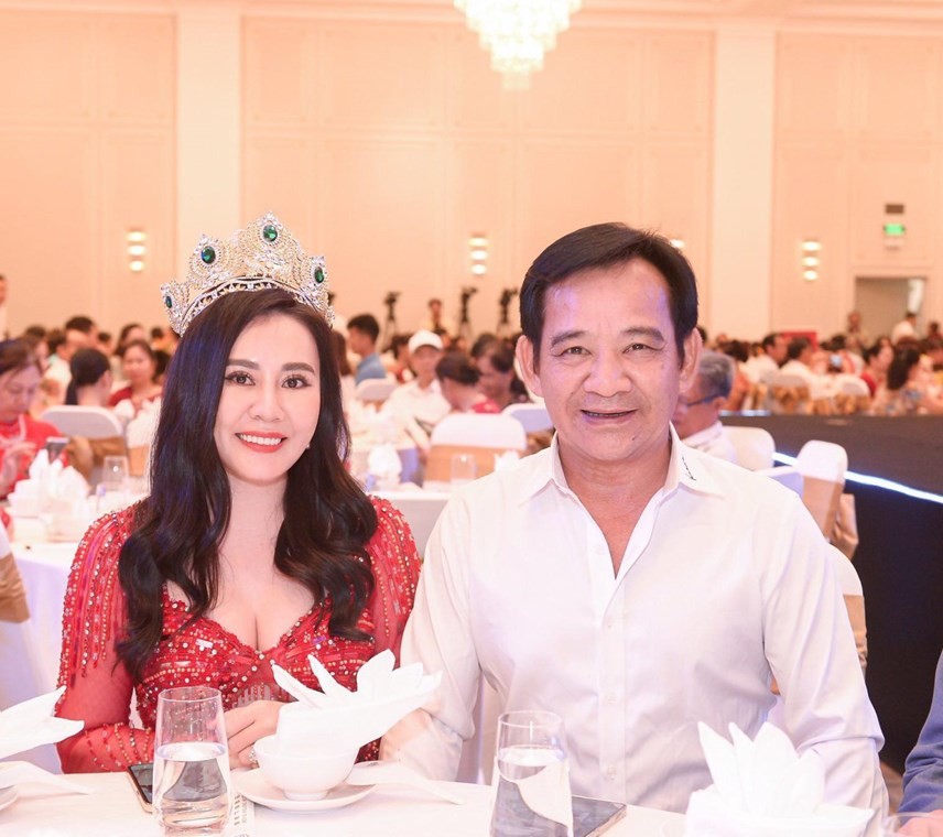 Hoa hậu Quý bà Hòa bình Quốc tế Phan Kim Oanh thân thiết bên NSƯT Quang Tèo