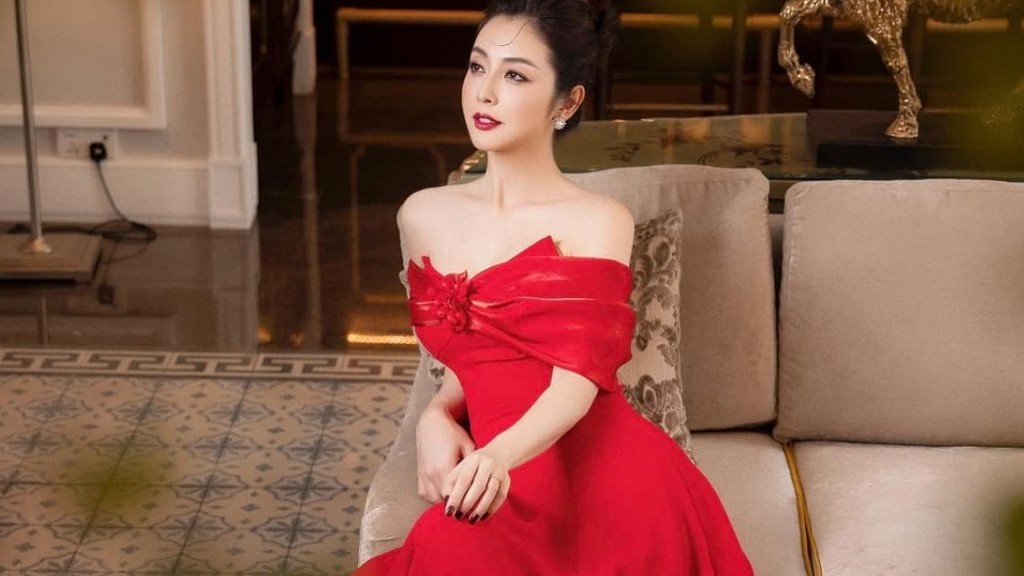 Hoa hậu Jennifer Phạm khoe vai trần gợi cảm cùng khí chất ngút ngàn