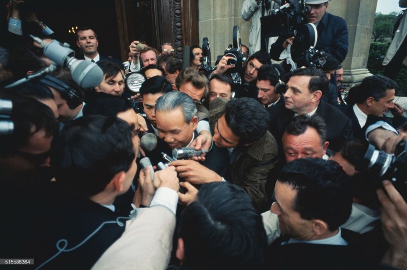 Trưởng đoàn Xuân Thủy trả lời phỏng vấn các nhà báo, năm 1968 tại Paris, Pháp. (Nguồn: Getty Images)