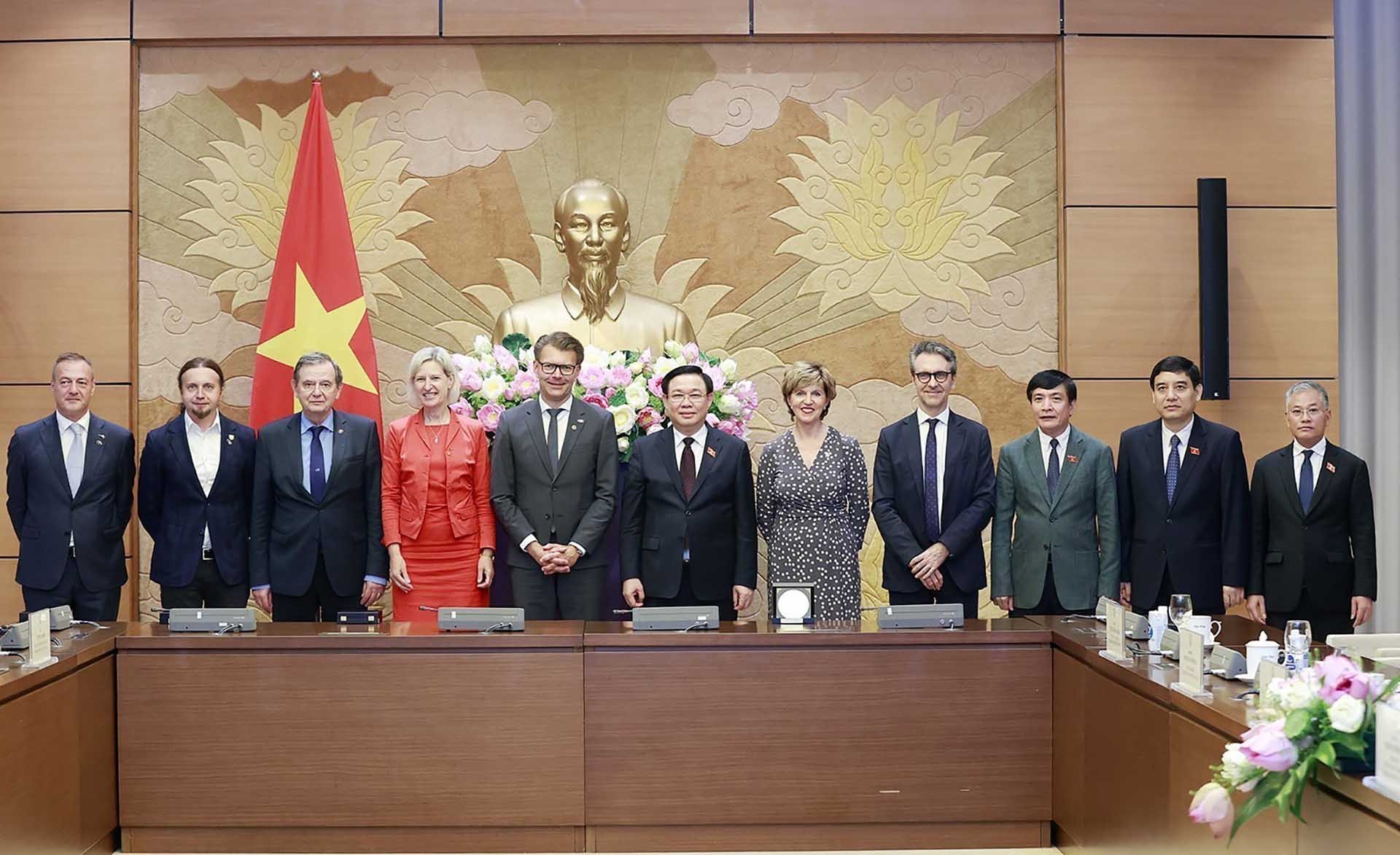 Chủ tịch Quốc hội Vương Đình Huệ chụp ảnh lưu niệm với các đại biểu. (Nguồn: TTXVN)