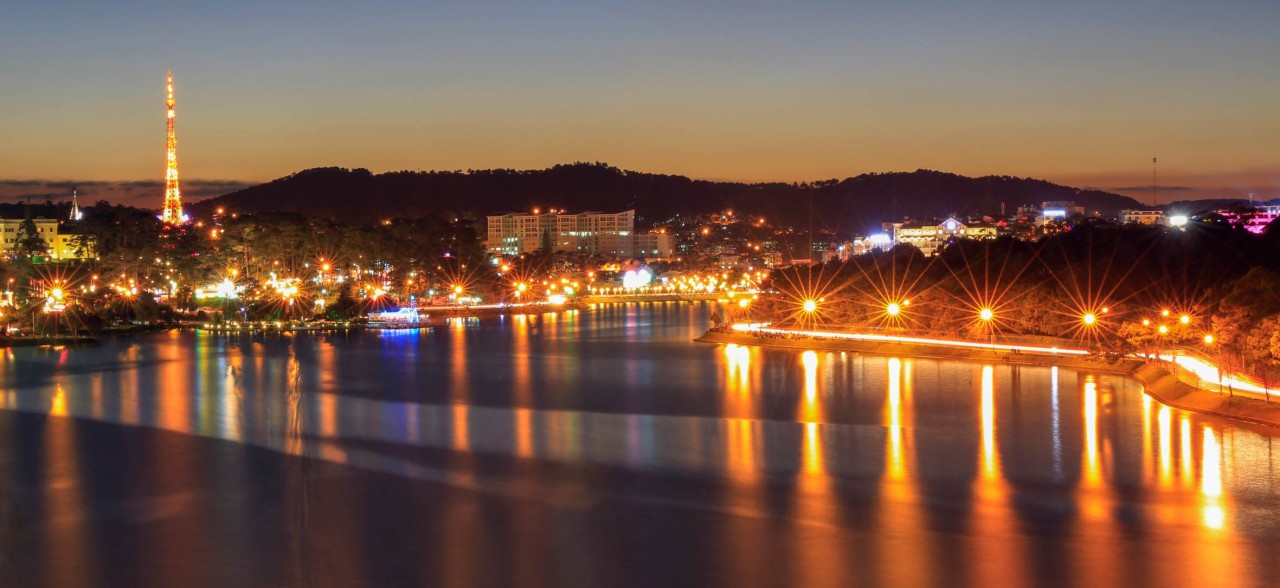 Xuan Huong Lake at night