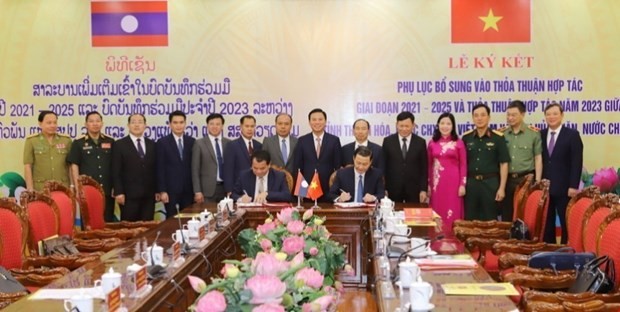 Vietnamese, Lao provinces signed cooperation documents, augmenting all-round relations