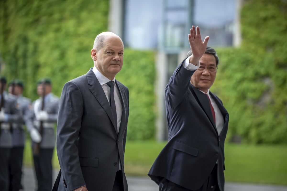 (06.20) Thủ tướng Trung Quốc Lý Cường và người đồng cấp chủ nhà Olaf Scholz đã chủ trì Tham vấn song phương ngày 20/6/2023 tại Berlin, Đức. (Nguồn: AP)