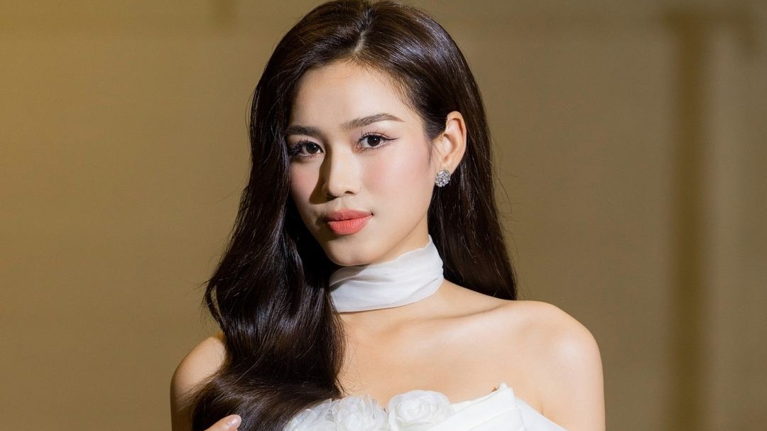 Hoa hậu Đỗ Thị Hà thanh lịch, gợi cảm trong thiết kế đầm trắng tinh khôi