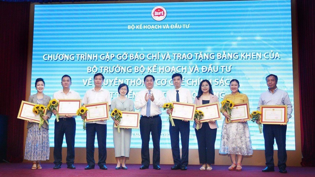 Báo Thế giới & Việt Nam nhận Bằng khen về Truyền thông cơ chế chính sách phát triển kinh tế-xã hội Vùng