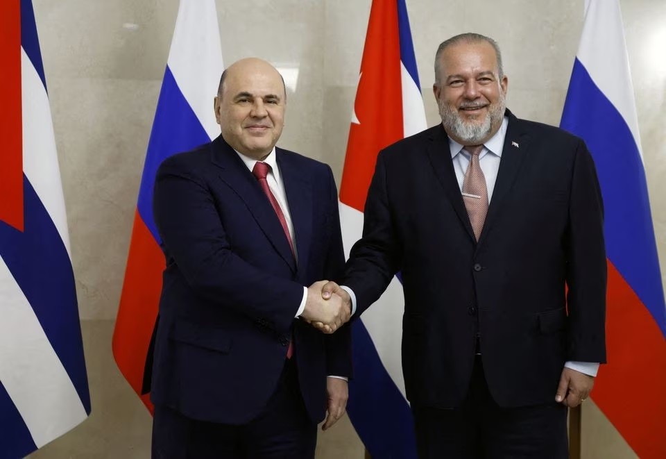 Thủ tướng Nga Mikhail Mishustin (trái) và Thủ tướng Cuba Manuel Marrero Cruz trong cuộc gặp ở Moscow, Nga, ngày 13/6. (Nguồn: Sputnik/Reuters)