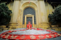 Kỷ lục Guinness Việt Nam ghi nhận áo dài nặng 200kg, đính đá, khảm trai trên nền lụa