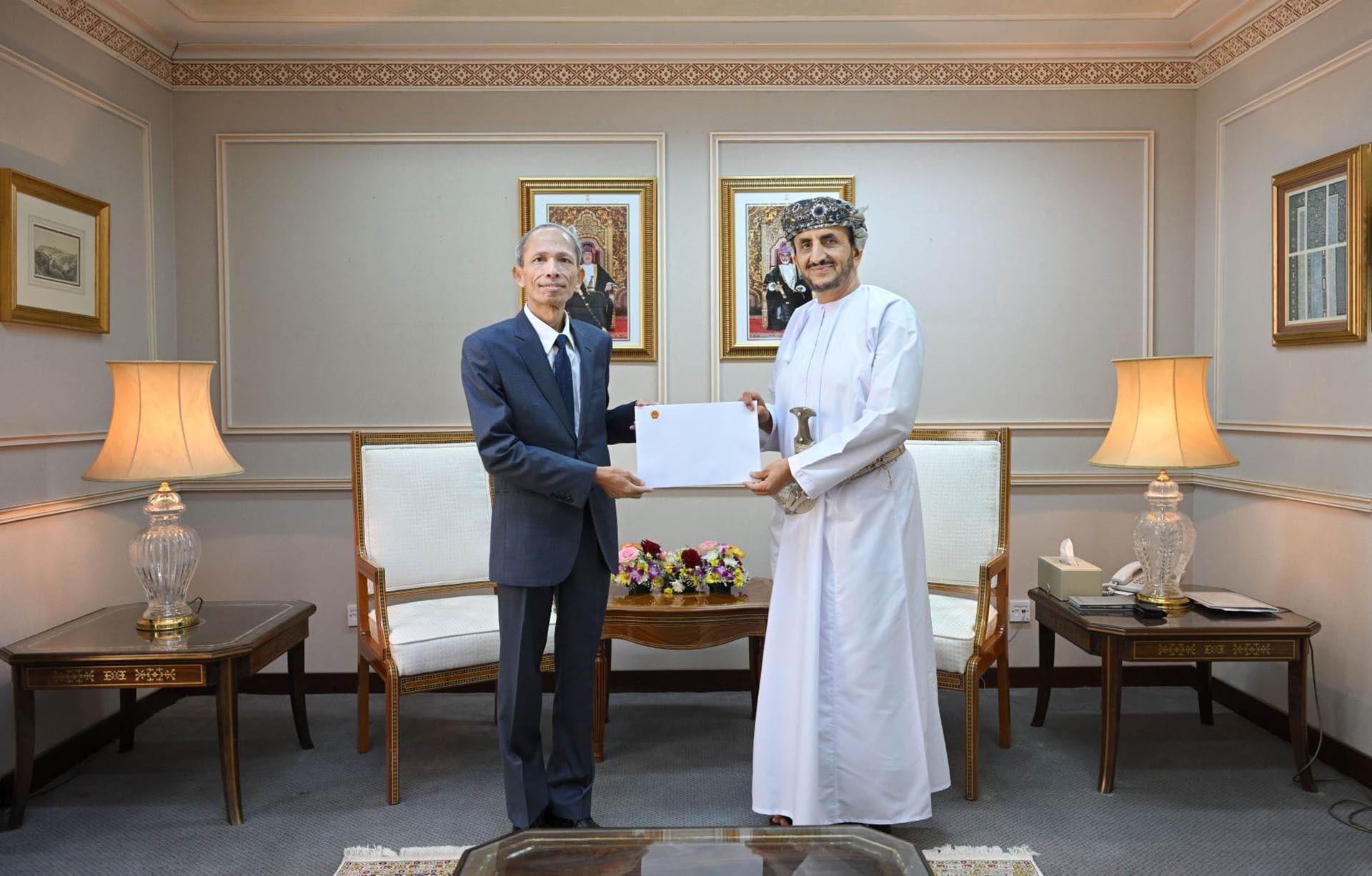 Đại sứ Đặng Xuân Dũng trình bản sao Thư ủy nhiệm lên Thứ trưởng Ngoại giao Oman Sheikh Khalifa AlHarthy.