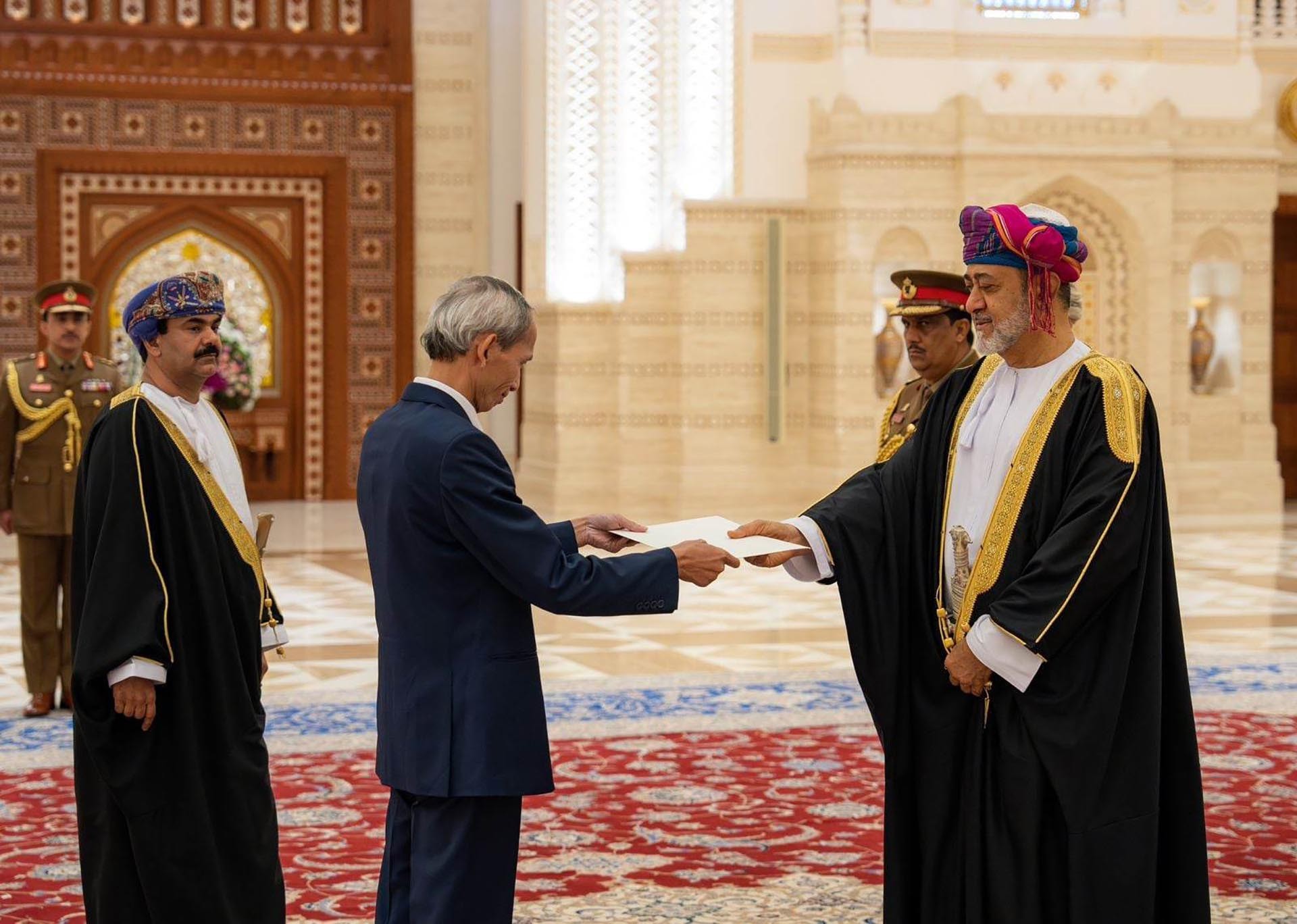 Đại sứ Đặng Xuân Dũng trình Thư ủy nhiệm lên Quốc vương Oman Haitham bin Tariq.