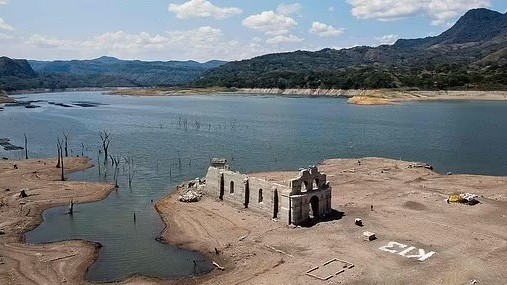 Mexico: Hạn hán nghiêm trọng phát lộ Nhà thờ cổ từ thế kỷ XVI trong lòng hồ cạn