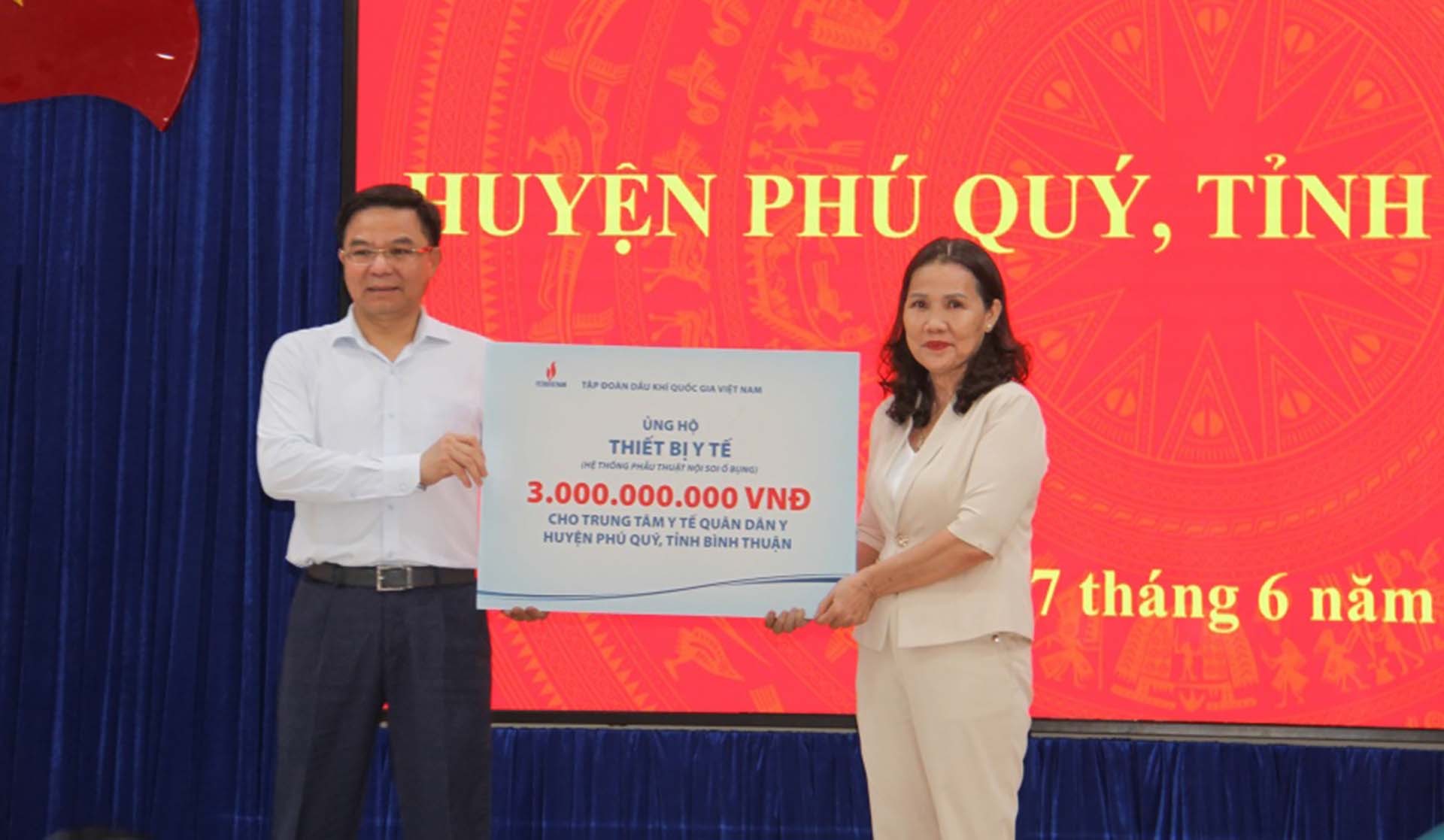 TS. Lê Mạnh Hùng - Tổng giám đốc PetroVietnam trao biểu trưng ủng hộ hệ thống thiết bị y tế cho đại diện Trung tâm Y tế huyện đảo Phú Quý. (Nguồn: PVN)