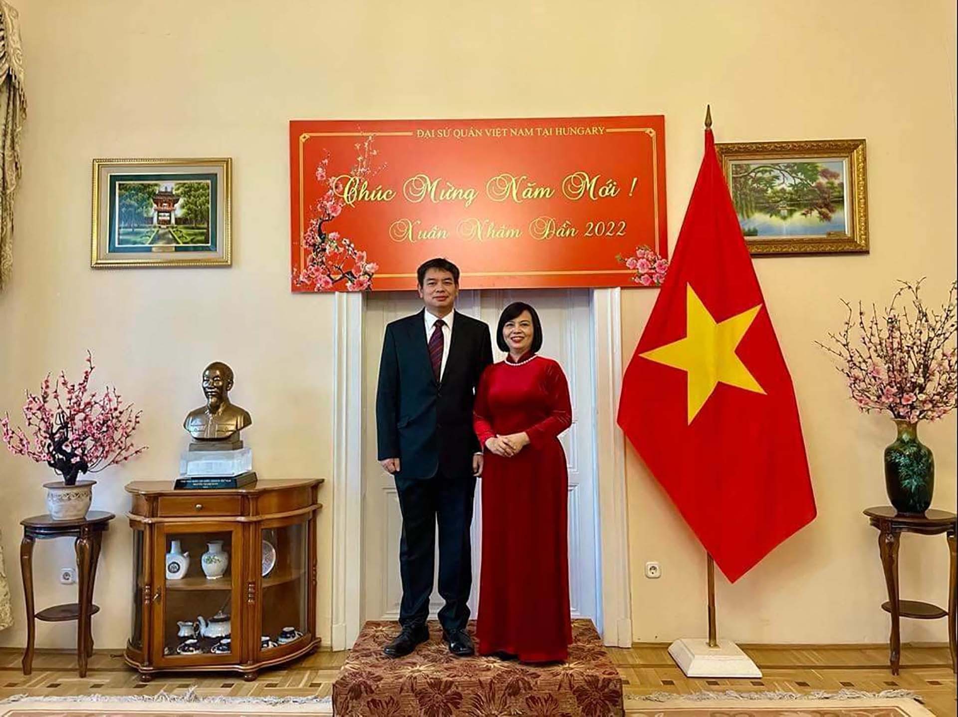 Anh Nguyễn Hoàng Linh cùng Đại sứ Việt Nam tại Hungary Nguyễn Thị Bích Thảo. (Ảnh: NVCC)