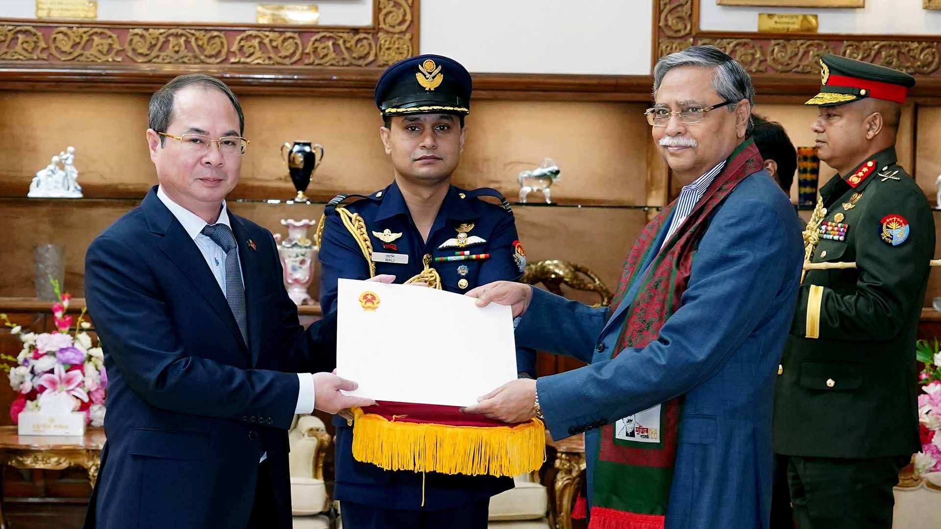 Đại sứ Nguyễn Mạnh Cường trình Thư ủy nhiệm lên Tổng thống Bangladesh