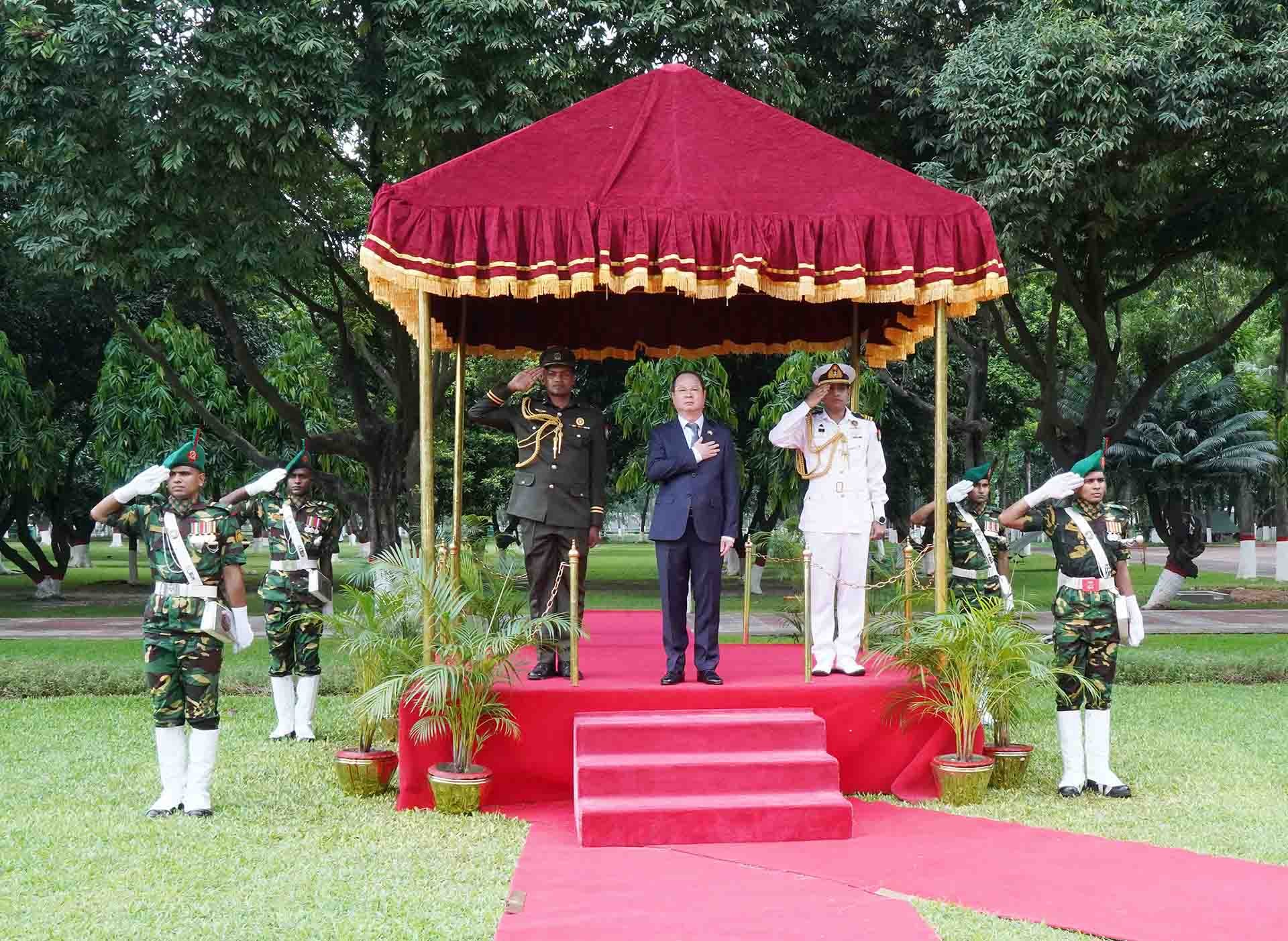 Đại sứ Nguyễn Mạnh Cường trình Thư ủy nhiệm lên Tổng thống Bangladesh