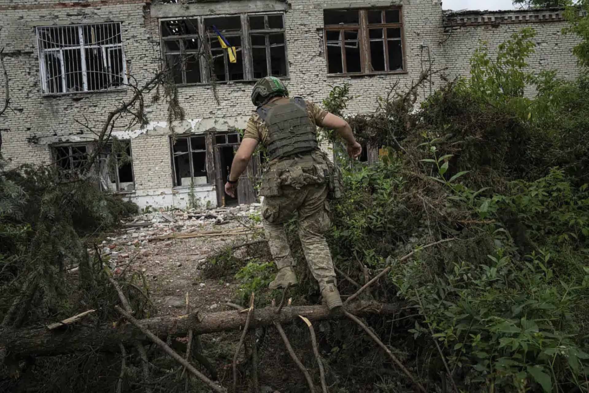Nửa đầu năm 2023, xung đột Nga - Ukraine vẫn là điểm nóng đặc biệt của cộng đồng quốc tế. Trong ảnh, một binh sĩ Ukraine trở lại địa điểm vừa giành lại quyền kiểm soát tại làng Blahodatne, tỉnh Kherson ngày 17/6/2023. (Nguồn: AP)