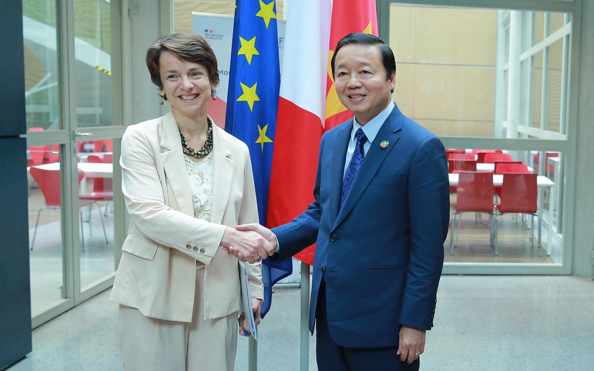 Phó Tổng giám đốc AFD Marie Helene Loison đón Phó Thủ tướng Trần Hồng Hà tại trụ sở AFD ở Paris. 