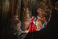 Bộ ảnh Hoa hậu H'Hen Niê xinh đẹp rực rỡ chụp trong hang động Quảng Bình