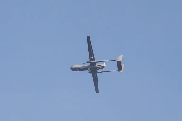 (06.22) Một UAV của Israel hoạt động trên bầu trời thành phố Ashdod, Israel. (Nguồn: AFP)