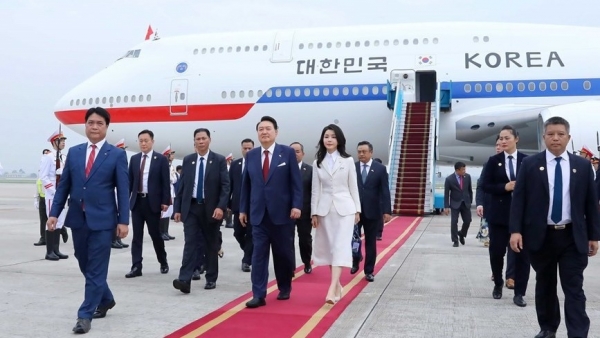 RoK President Yoon Suk Yeol arrives in Hanoi, starting State visit to Vietnam