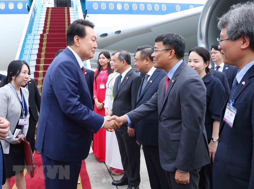 RoK President Yoon Suk Yeol arrives in Hanoi, starting State visit to Vietnam