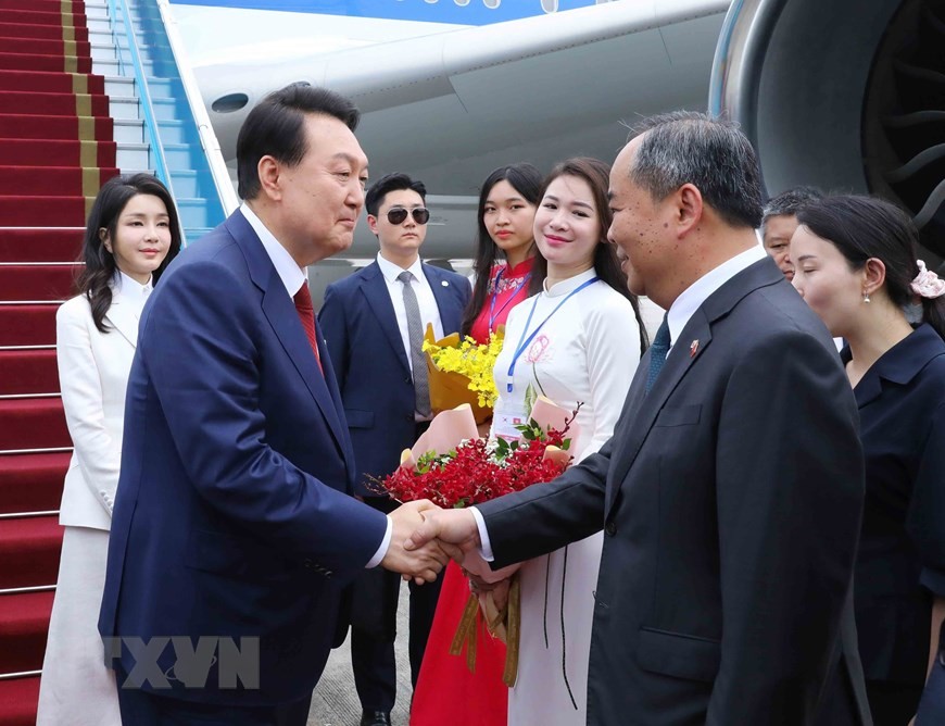 RoK President Yoon Suk Yeol arrives in Hanoi, starting State visit to Vietnam