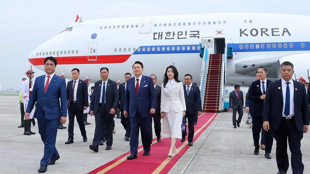 Tổng thống Hàn Quốc Yoon Suk Yeol đến Hà Nội, bắt đầu thăm cấp Nhà nước tới Việt Nam