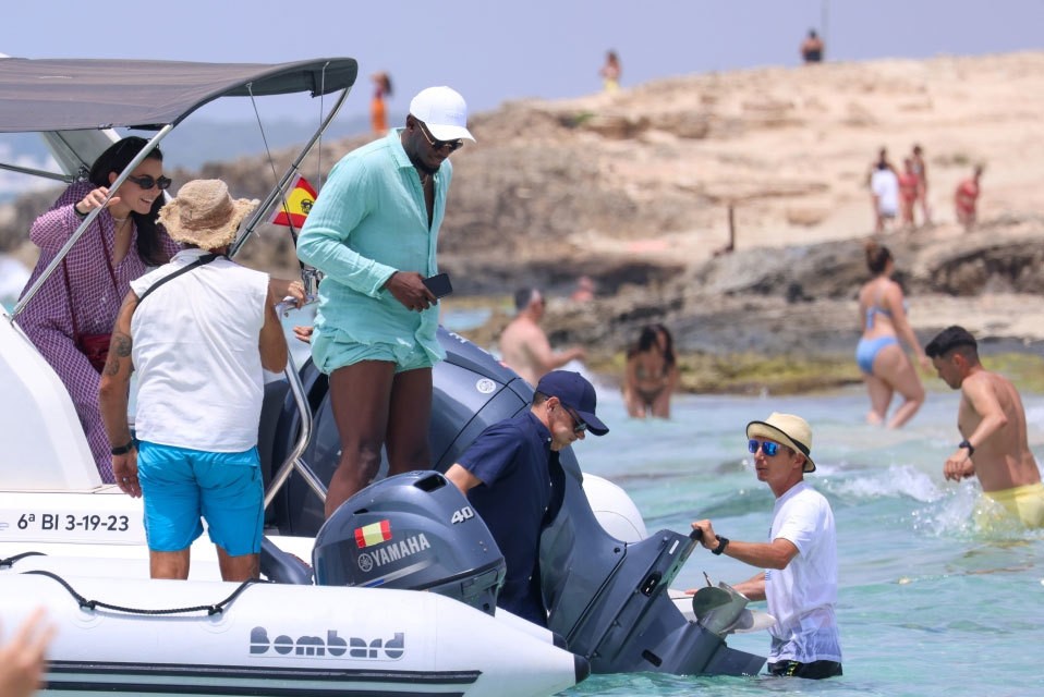 Truyền thông Anh cho biết, Usain Bolt đang tận hưởng kỳ nghỉ ở đảo Ibiza cùng bạn bè. Trước đó một tuần, anh tham gia trận giao hữu từ thiện Soccer Aid của tổ chức UNICEF ở Manchester.