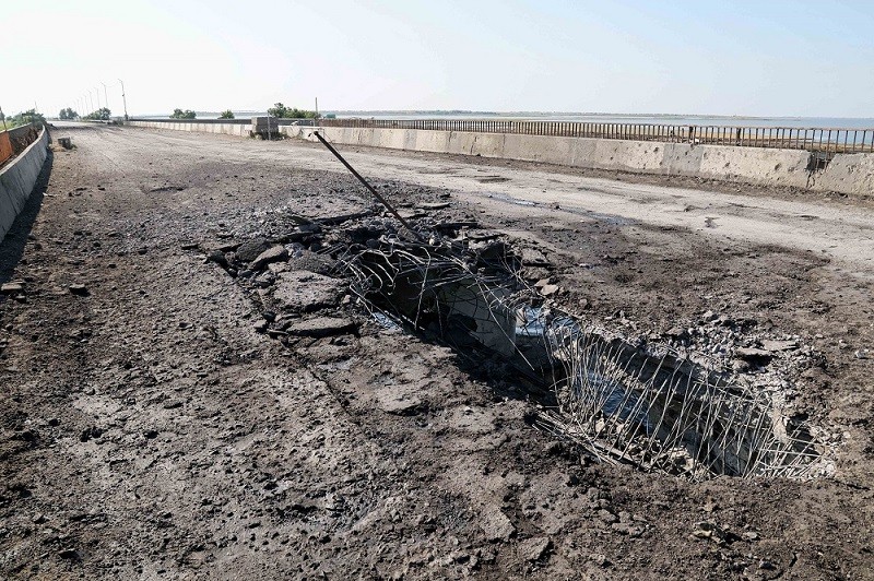 (06.22) Vết thủng trên cây cầu nối giữa bán đảo Crimea với các khu vực ở vùng Kherson, Ukraine hiện do Nga kiểm soát. (Nguồn: Zuma Press)