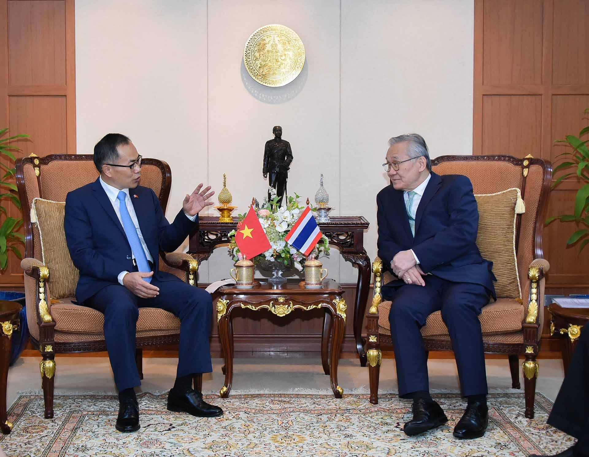 Đại sứ Phan Chí Thành trao đổi với Phó Thủ tướng, Bộ trưởng Ngoại giao Thái Lan Don Pramudwinai.
