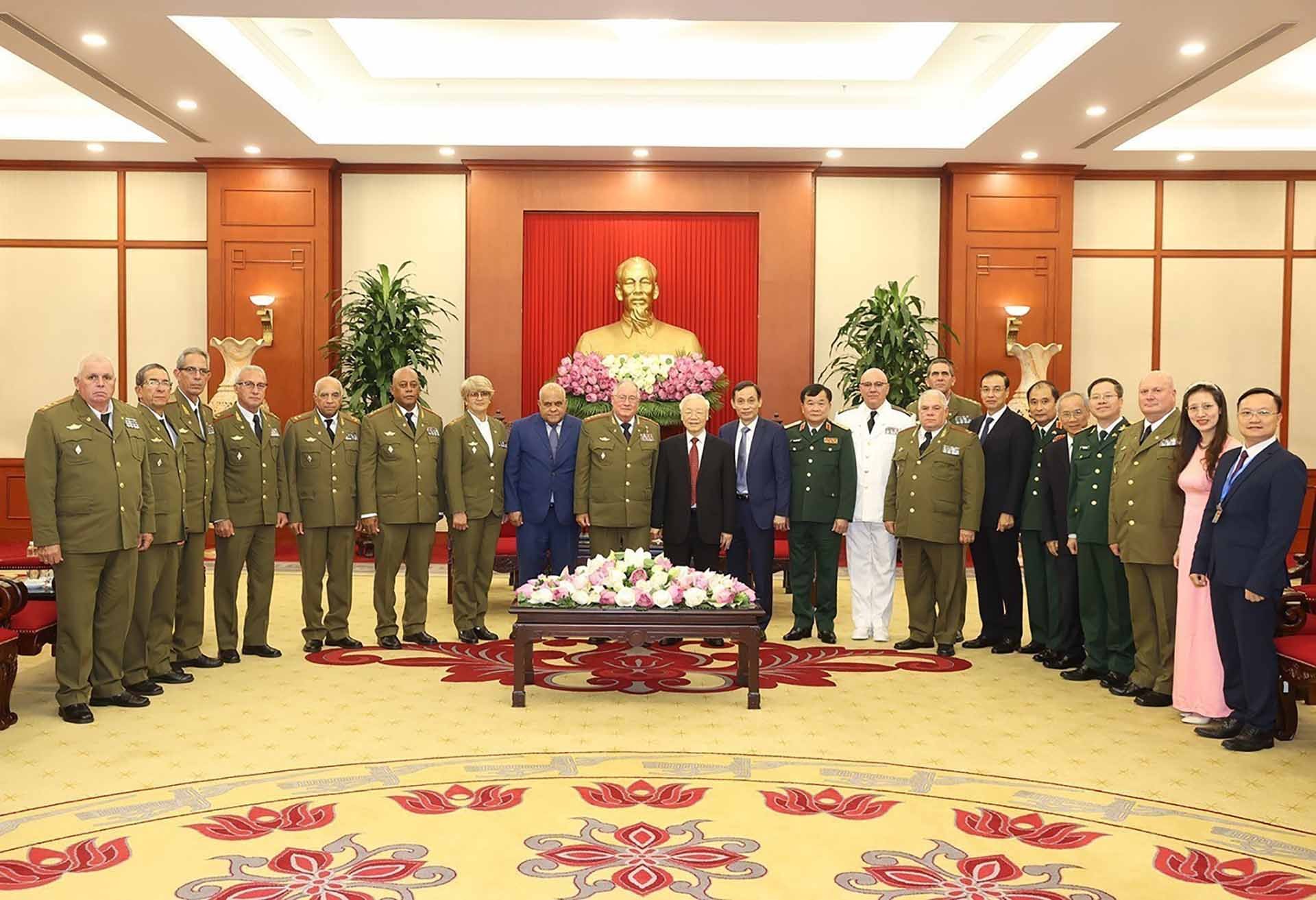 Tổng Bí thư Nguyễn Phú Trọng và đồng chí Álvaro López Miera cùng các đại biểu chụp ảnh chung. (Nguồn: TTXVN)