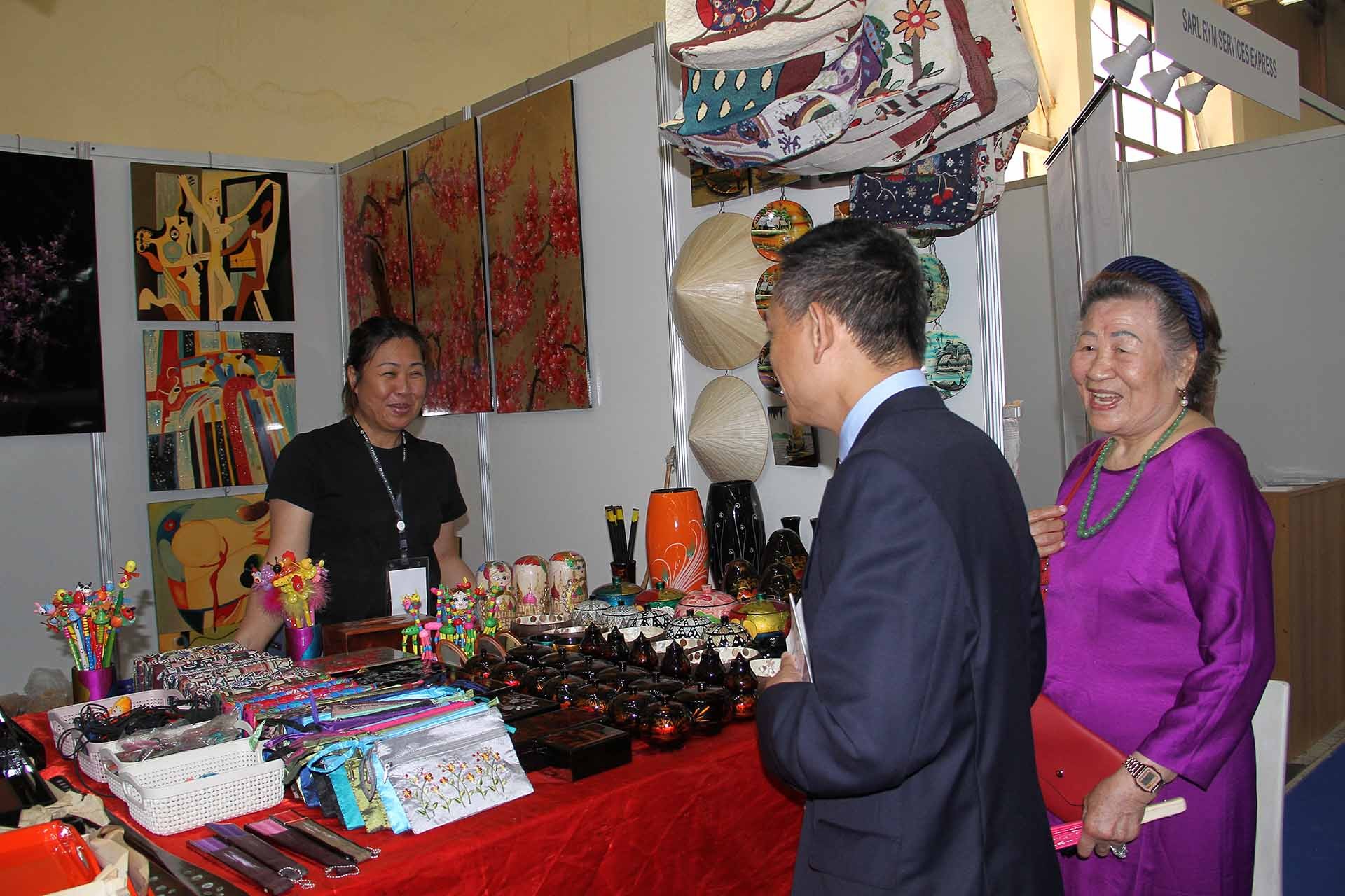 Đại sứ Trần Quốc Khánh đi thăm một gian hàng của thương nhân Việt Nam.