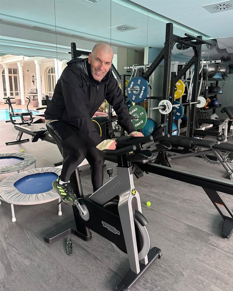 Cựu HLV Real duy trì tập thể lực trong phòng gym. Ở tuổi ngoài 50, huyền thoại một thời trông phong độ, khỏe khoắn.