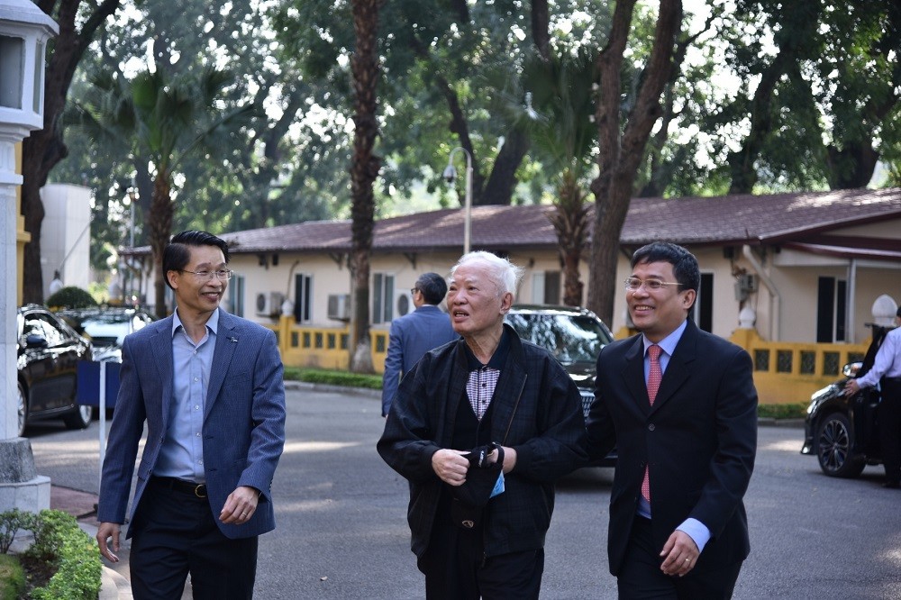 (06.23) Đại sứ Phạm Bình Đàm (ngoài cùng bên trái), nguyên Phó Thủ tướng Vũ Khoan và Thứ trưởng thường trực Bộ Ngoại giao Nguyễn Minh Vũ.