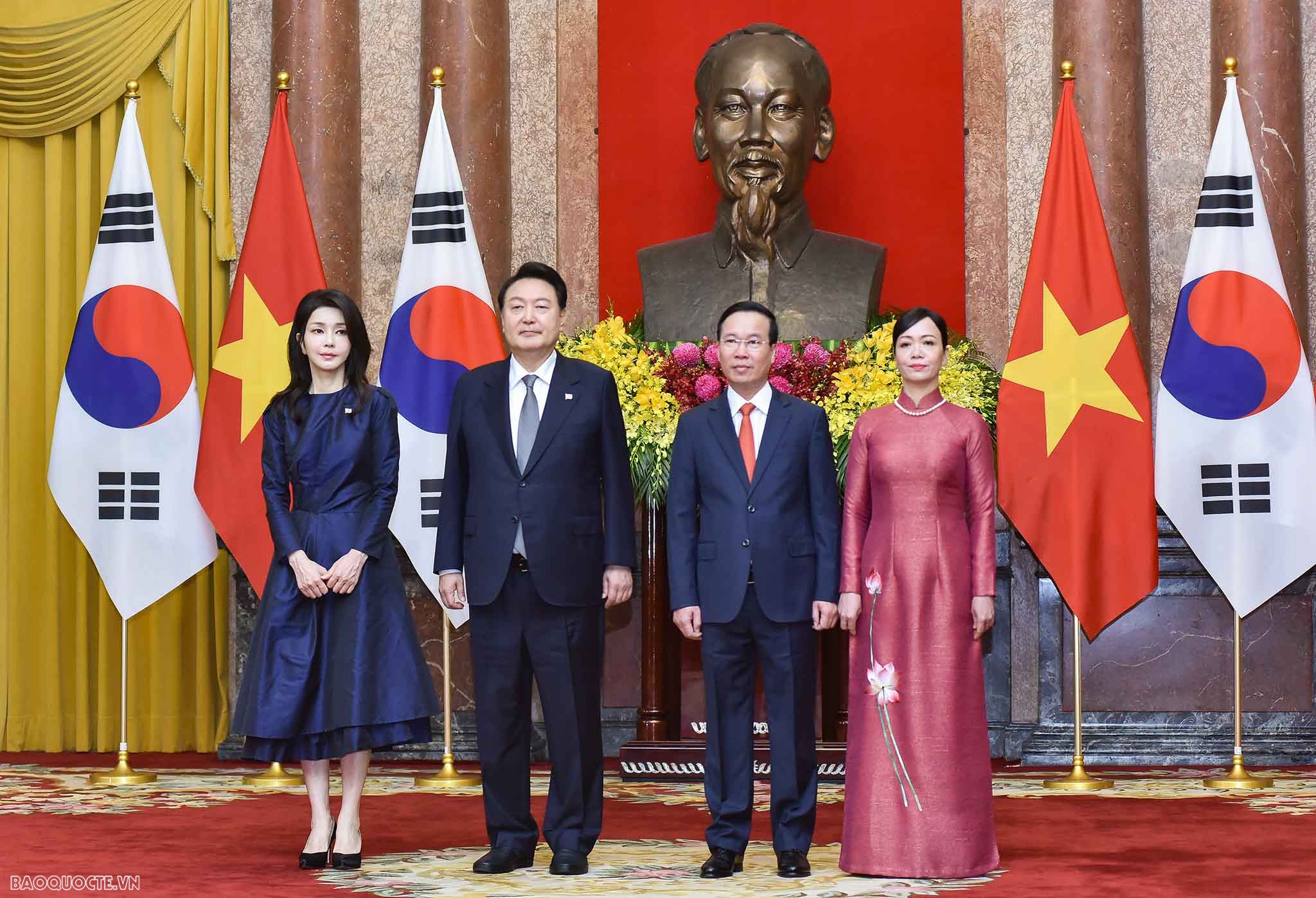 21 loạt đại bác rền vang chào đón Tổng thống Hàn Quốc và Phu nhân tại Phủ Chủ tịch